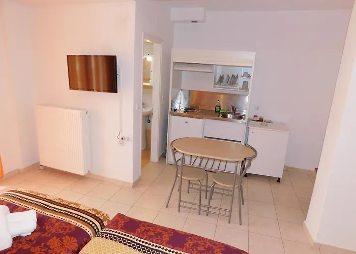 מלון דירות Elatos 3*